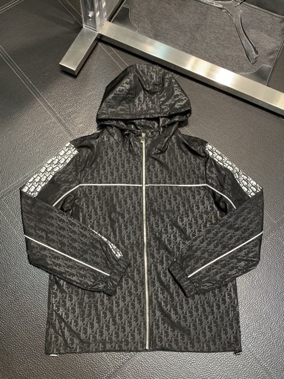 Hoodies & Sweatshirts