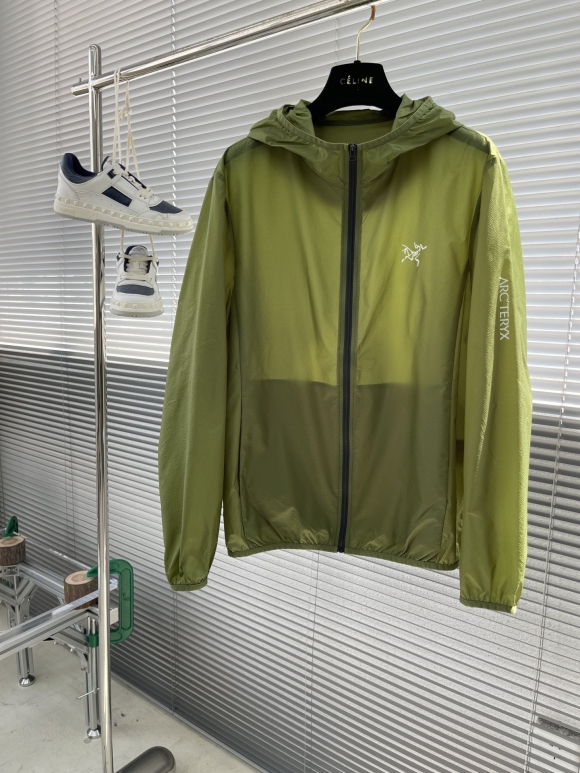 Hoodies & Sweatshirts