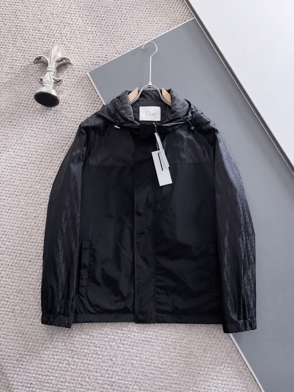 Hoodies & Sweatshirts