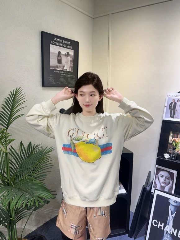 Hoodies & Sweatshirts