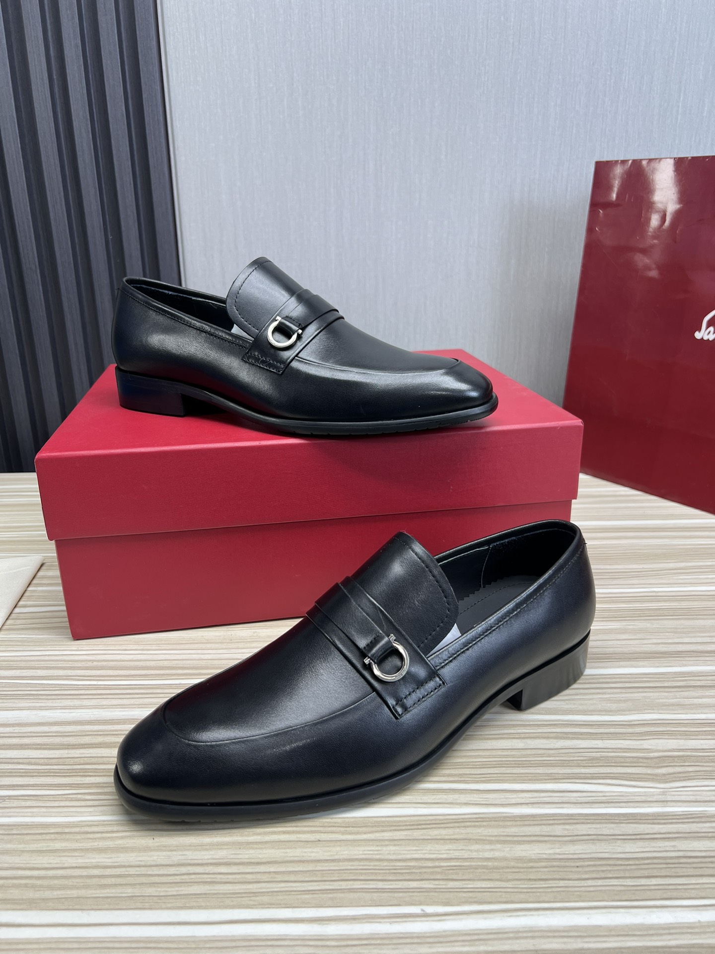 FerragamoSHOES