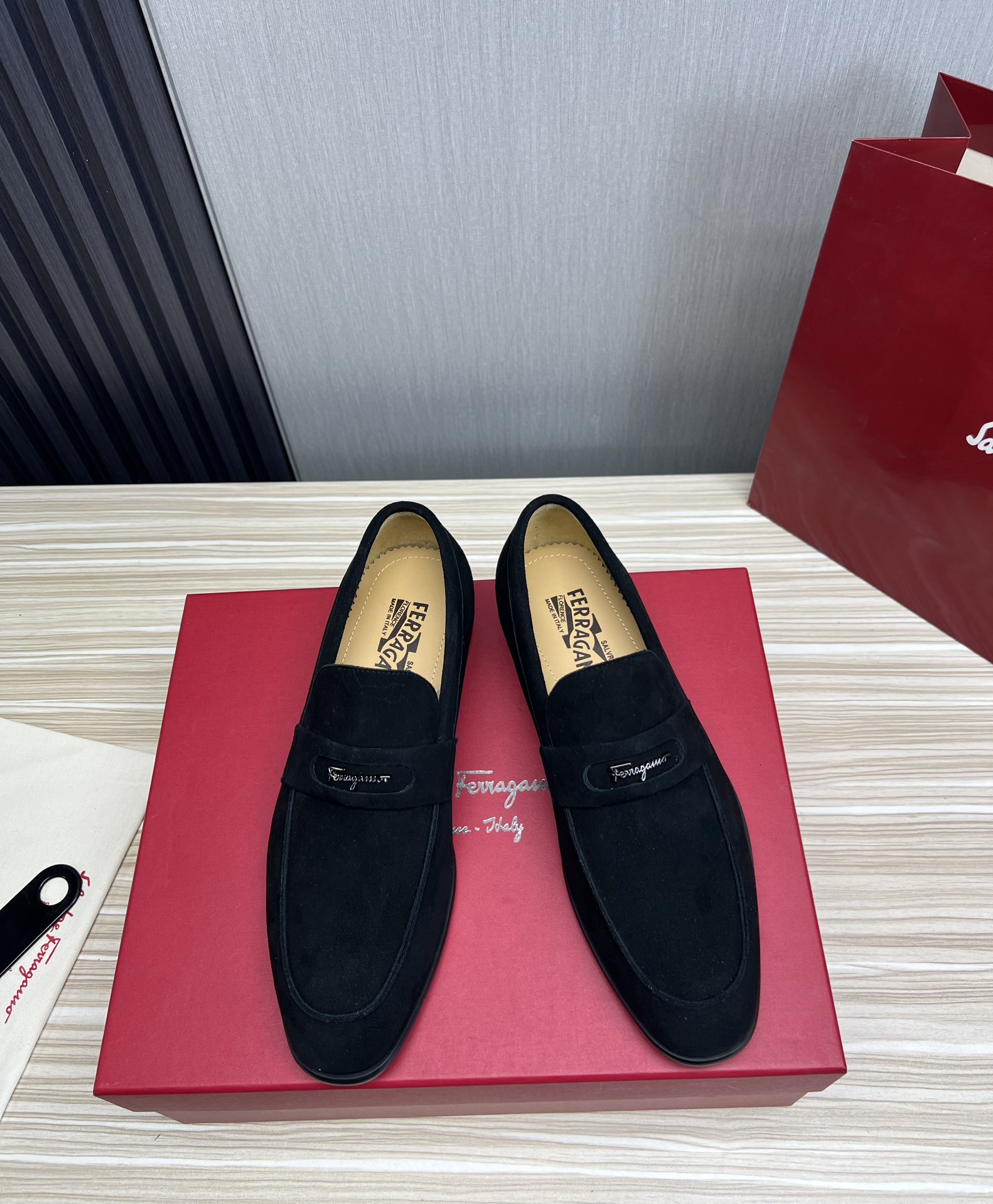 FerragamoSHOES