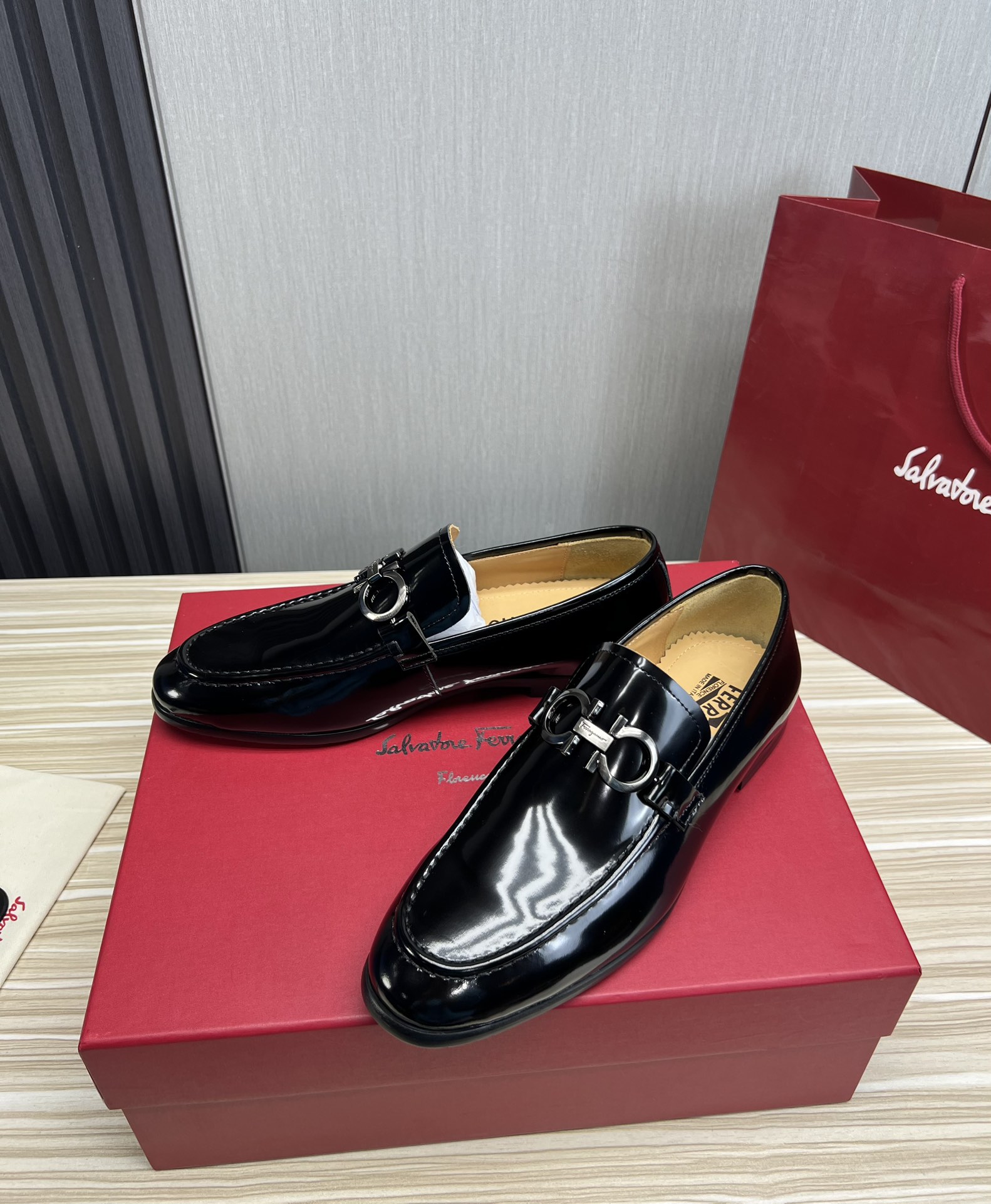 FerragamoSHOES