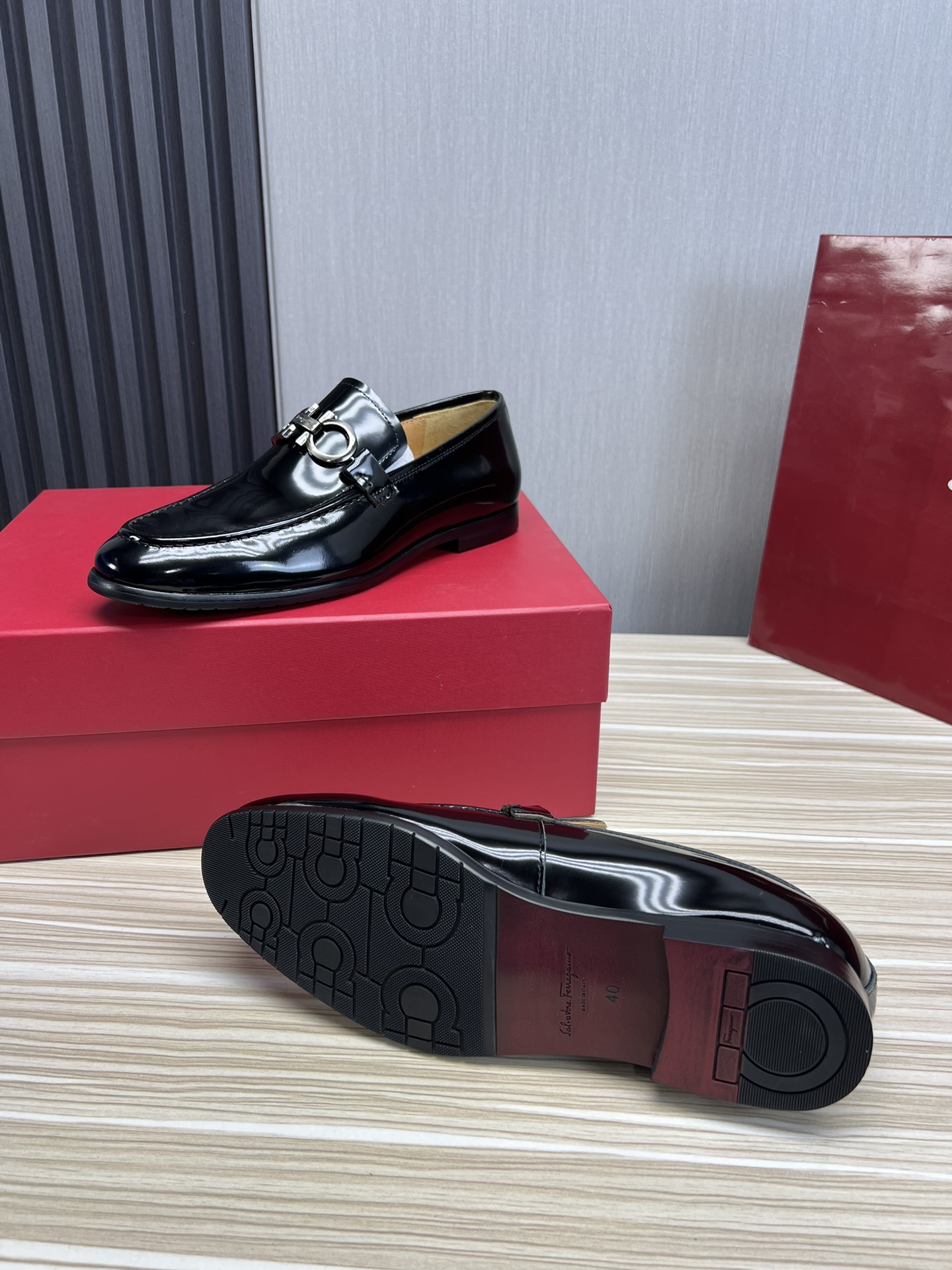 FerragamoSHOES