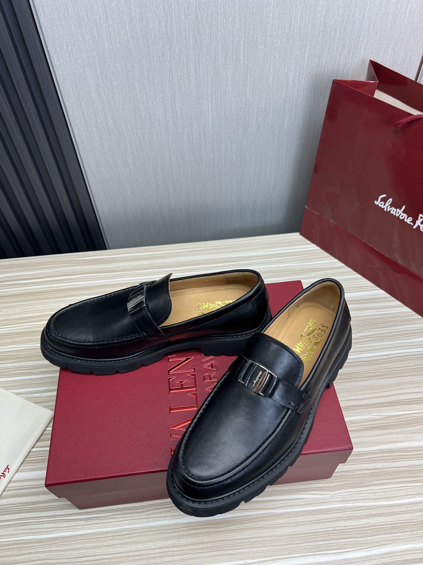 FerragamoSHOES