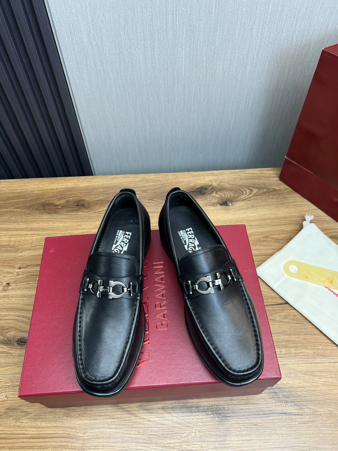 FerragamoSHOES
