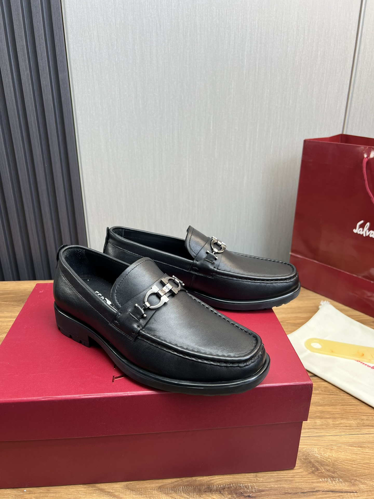FerragamoSHOES