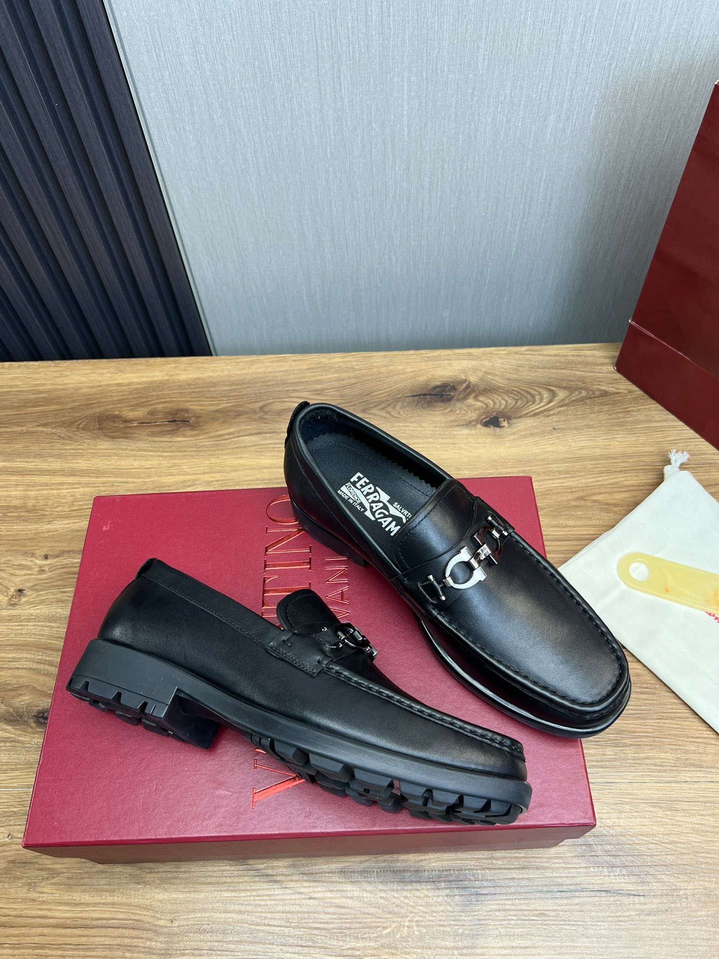 FerragamoSHOES